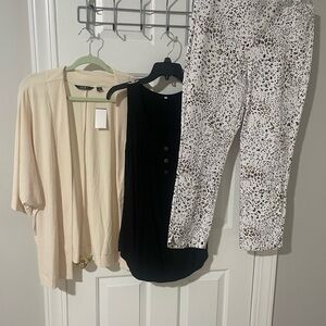 Stylish Women's Black and White capri stretchy Pants two tops large